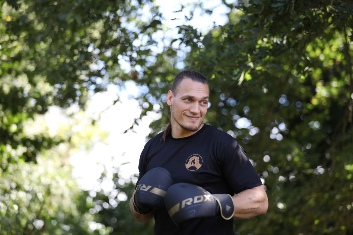 Bero Klahr im Boxtraining mit Handschuhen