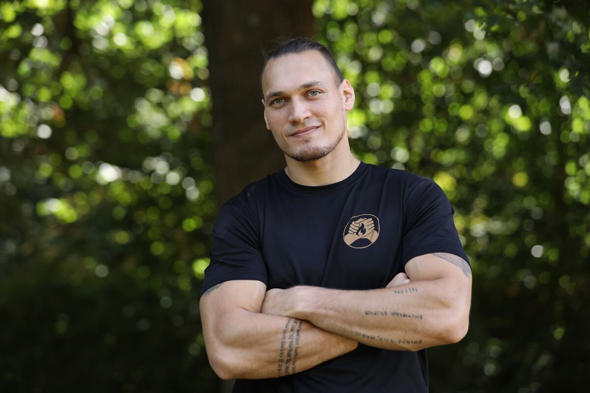 Bero Klahr, Personal Trainer und Kampfsportler, Portrait mit verschränkten Armen im Freien