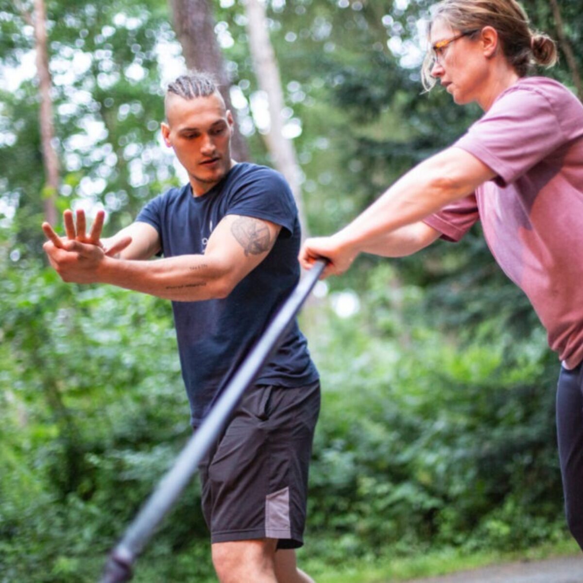 Bero Klahr korrigiert eine Klientin beim 1:1 Personal Training im Freien